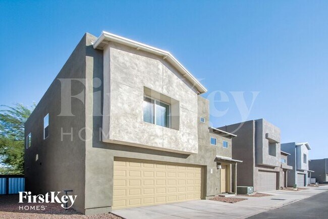 Building Photo - 2852 N Fair Oaks Ave