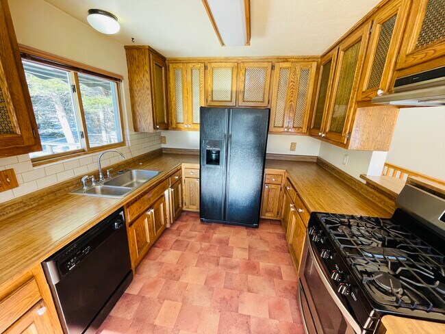 Building Photo - 1086 Clear View Dr
