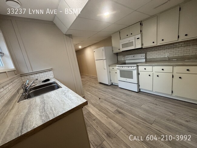 Photo du bâtiment - Basement with Private Driveway