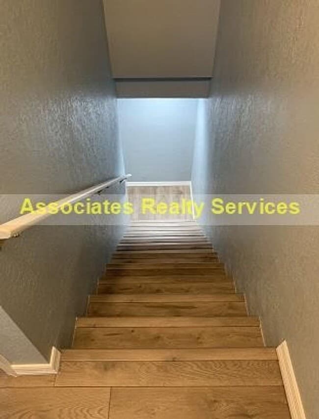 Building Photo - 2 Bed/2.5 bath End Unit Town home!  LOOK !!!