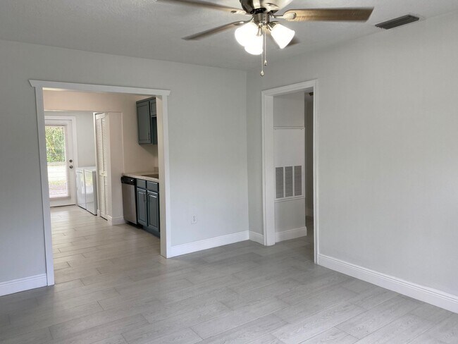 Building Photo - Renovated 2/1 Fenced in Duplex - Mead Garden/Winter Park