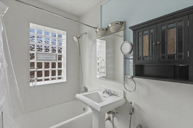 Foto del edificio - 7409 N Claremont Ave