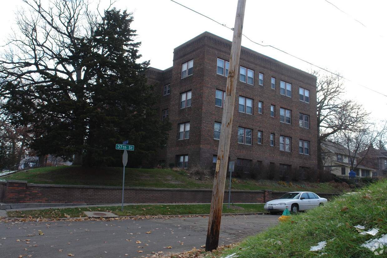 Foto principal - 3616 University Ave