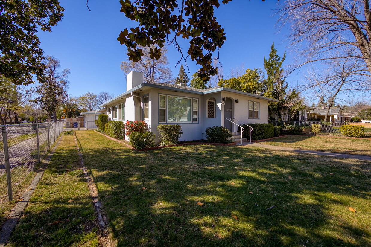 Front Fenced Yard - 1654 Verda St