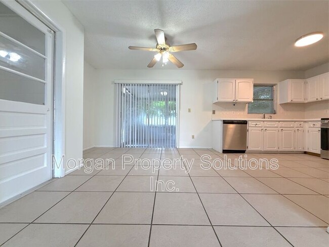 Foto del edificio - 1221 Poinsettia Ave