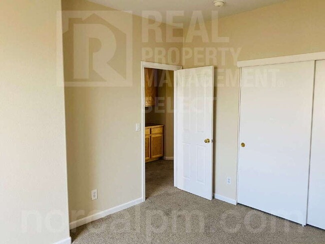 Building Photo - 116 Burgundy Ct