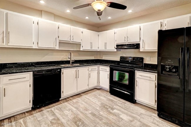 Building Photo - 718 NW 30th Ave