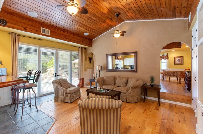 Building Photo - 2559 Palm Deer Dr