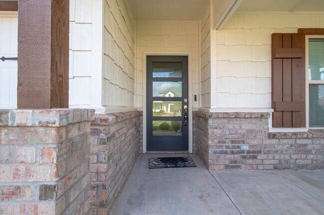 Foto del edificio - Massive 4BD/3BTH with a 3-car garage home ...