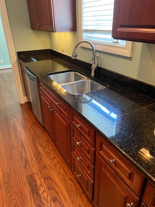 Kitchen - 1025 Cumberland Park Dr