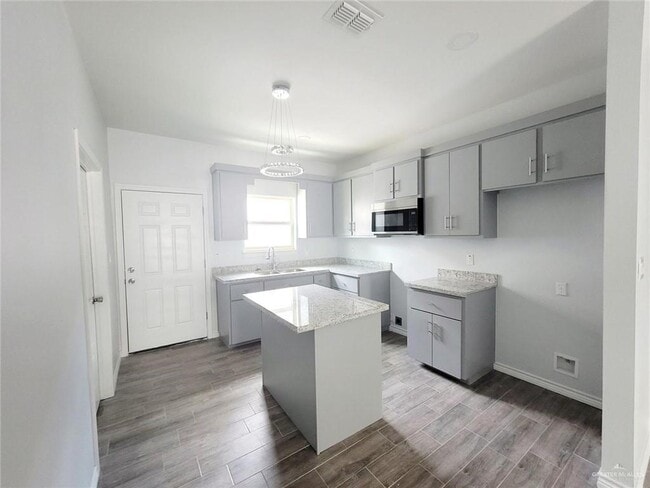 Building Photo - 13 Rosemary Dr