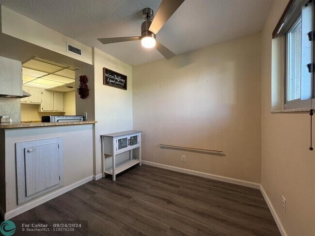 Building Photo - 1807 Fairview Villas Dr