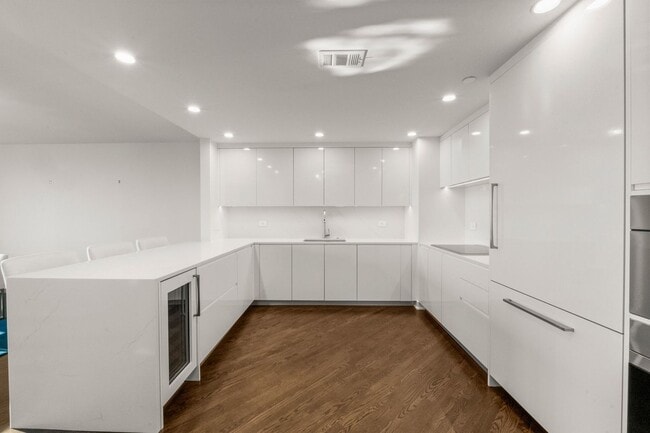 Building Photo - 132 E Delaware Pl