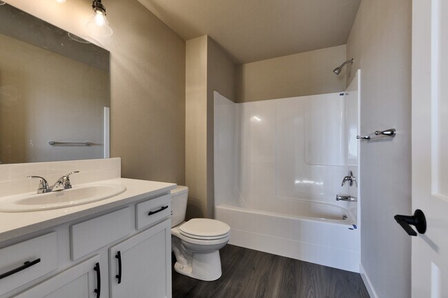 Building Photo - 403 Pear Dr
