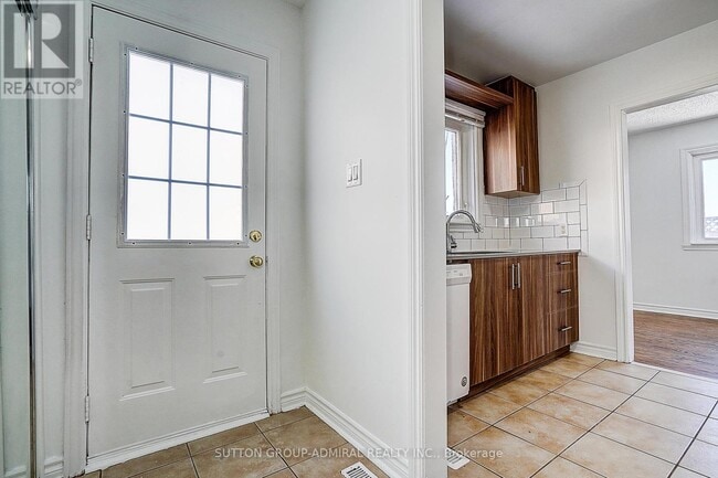 Building Photo - 7 Town House Crescent