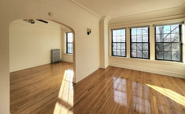 Building Photo - 2 Bedroom unit in Oak Park