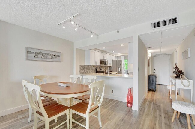 Building Photo - 17 Royal Palm Way