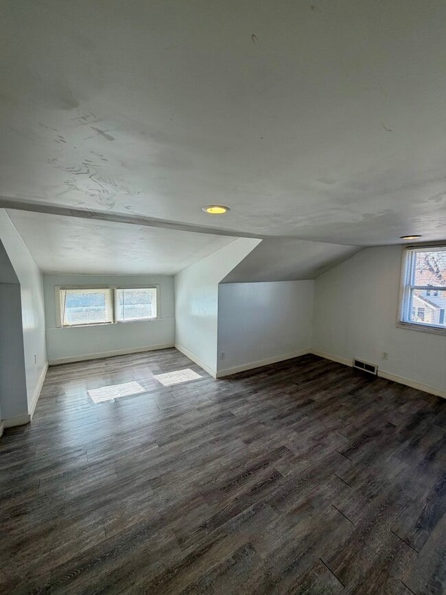 Building Photo - Spacious 3 bed/1.5 Bedroom House Close to Blackstone and Major Universities