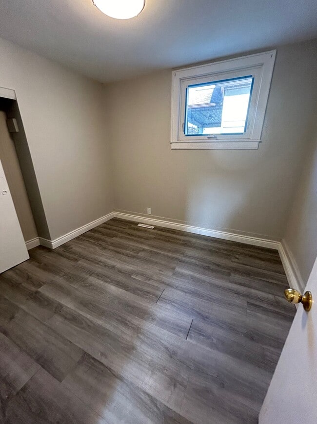 Building Photo - 483 Wellington St