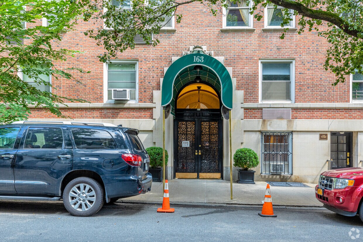 Entrada - 163 E 81st St
