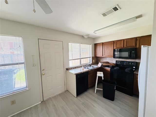 Foto del edificio - 221 Meadow Ct