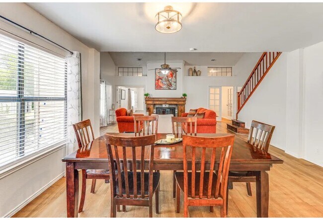 Foto del edificio - 3438 Sunlit Grv