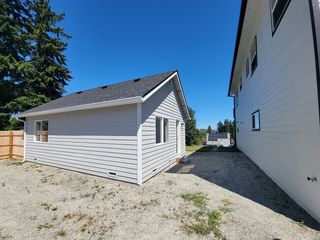 Building Photo - Bright, updated and convenient rambler wit...