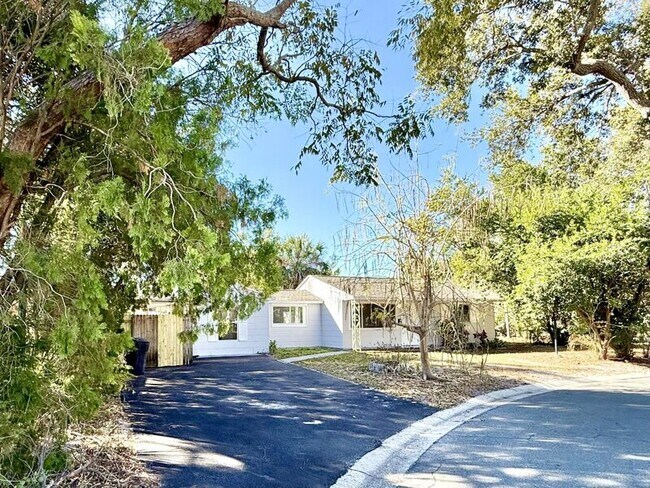 Foto del edificio - 2050 33rd Ave N