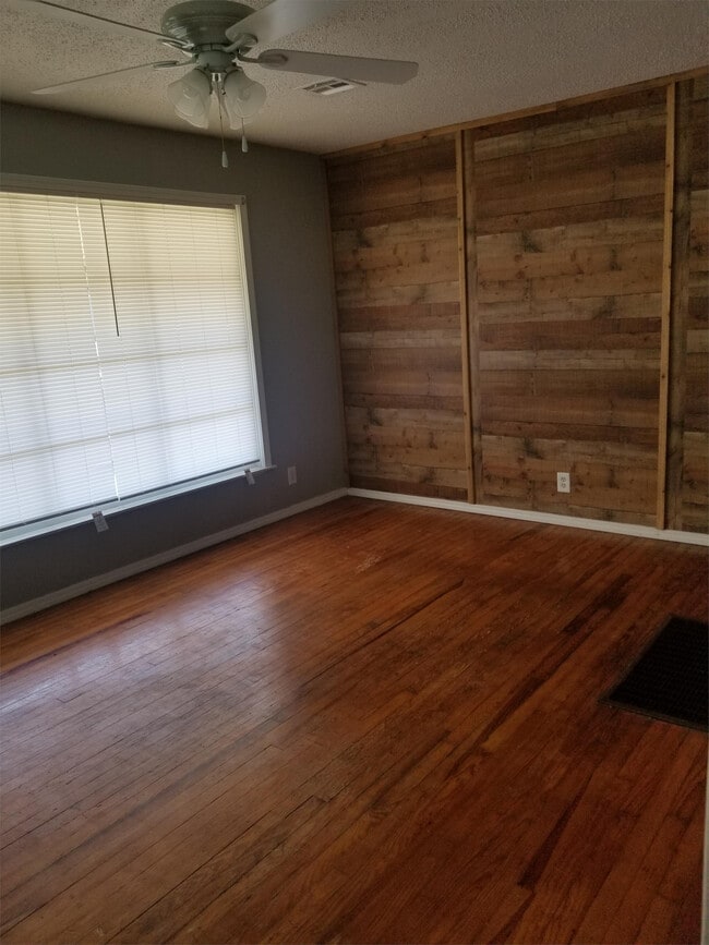 Building Photo - 1212 N Yale Ave