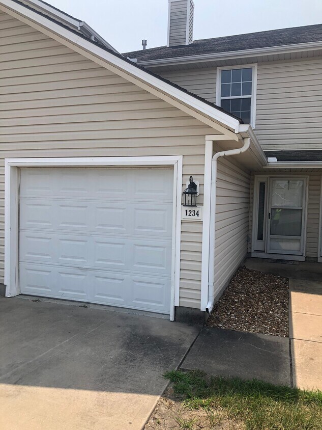 1236 NW Phelps Dr, Grain Valley, MO 64029 Townhome Rentals in Grain