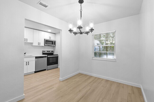 Foto del edificio - 800 Tropic Blvd
