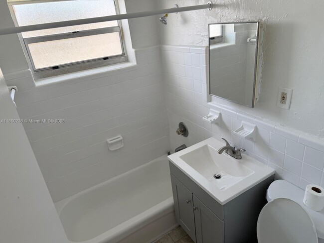Building Photo - 4725 NW 33rd Ave