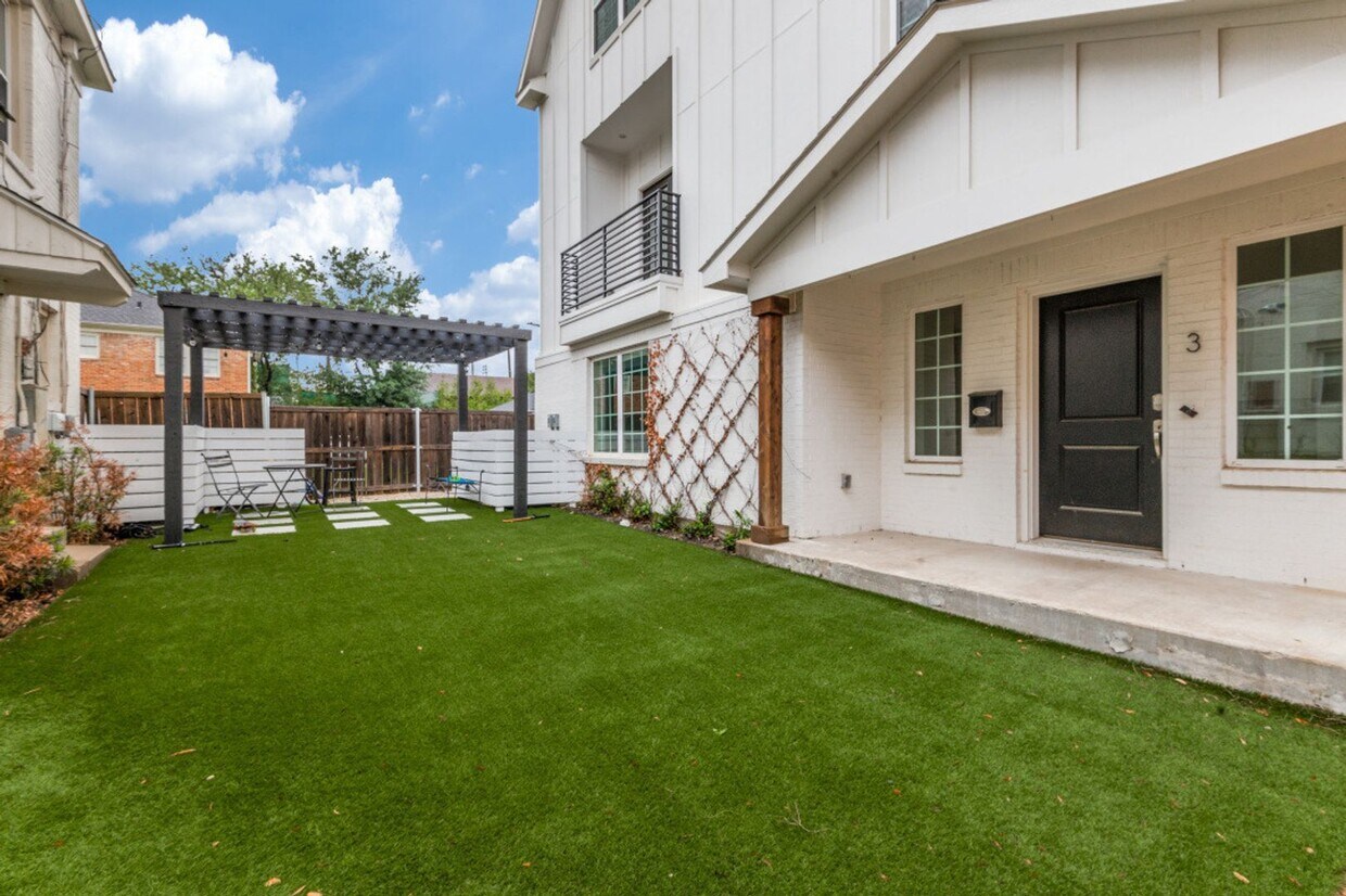 Primary Photo - Gorgeous 3-Story 3/2/2 Townhome in Univers...
