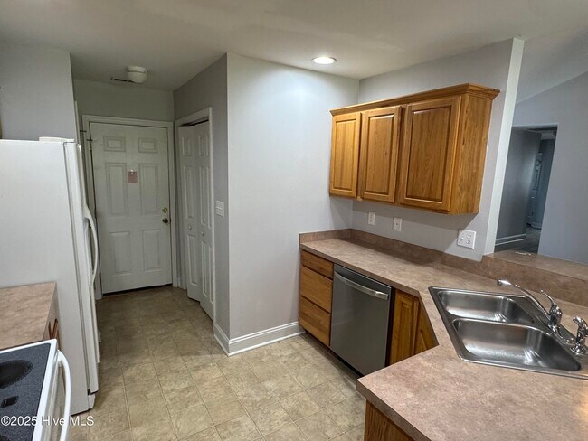 Foto del edificio - 202 Two Oaks Ct