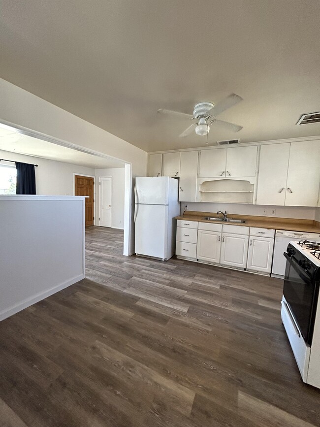 Foto del edificio - 9013 Fairbanks Rd NE