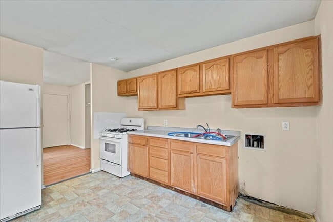 Building Photo - 2425 E Elm St