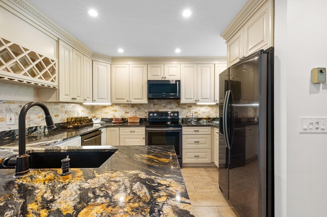 Foto del edificio - 2703 Fairway Dr N