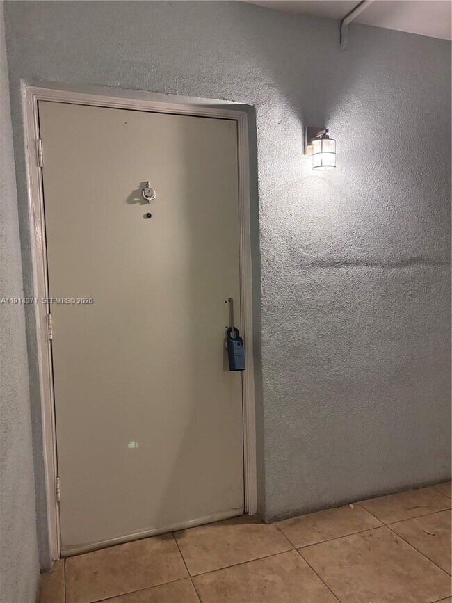 Foto del edificio - 260 S Cypress Rd