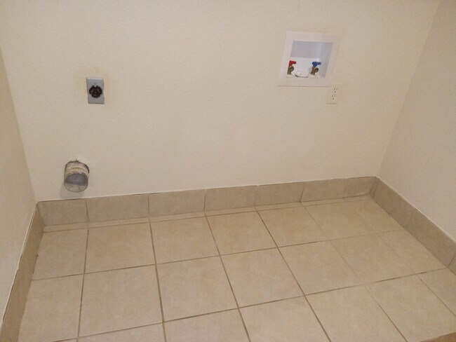 Washer/dryer hookups - 400 NE 16th St