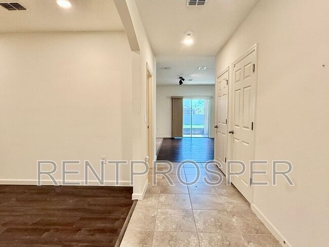 Foto del edificio - 259 Forest Trace Cir
