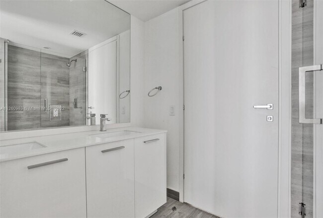 Building Photo - 1300 Brickell Bay Dr
