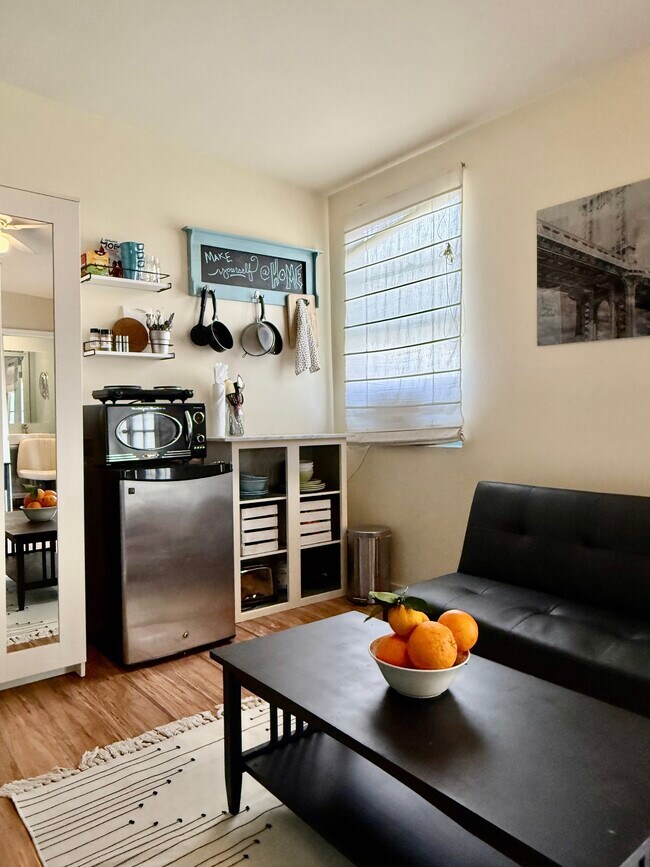 Foto del edificio - 9730 Regent St