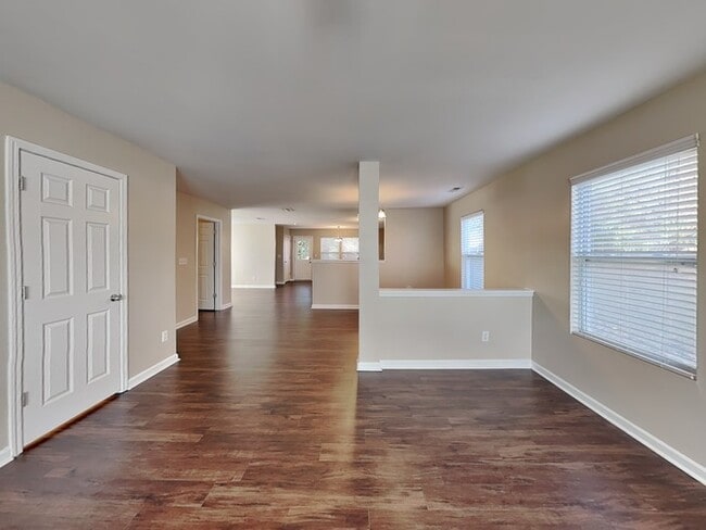 Building Photo - 142 W Cavendish Dr