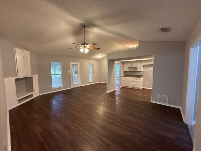 Foto del edificio - 6610 Westbury Ave
