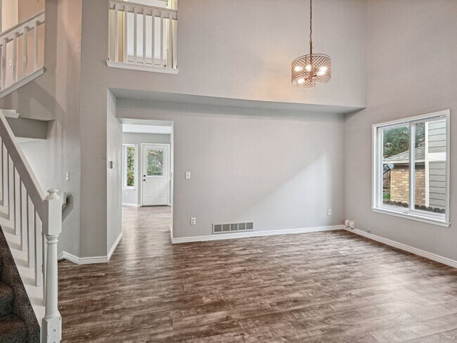 Building Photo - 4 Bedroom Single Family Home in Beautiful ...