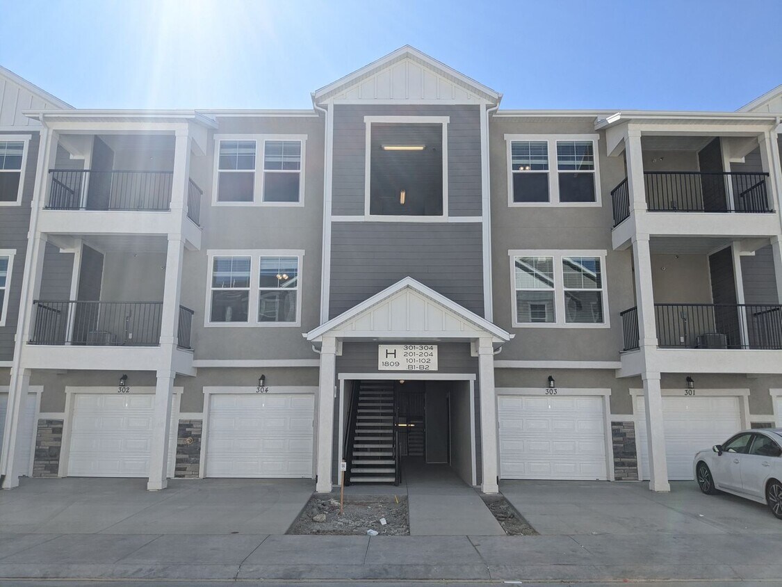 Foto principal - Beautiful 3-Bed Condo – $1,650! Move In by...