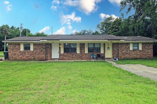 Building Photo - 2/1 Duplex in Milton near Carpenter's Park!