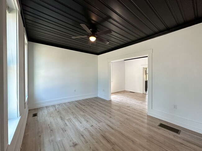 Photo - 151 S Main St House