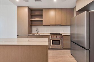 Building Photo - 610 Davis St