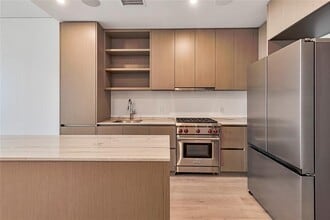 Building Photo - 610 Davis St